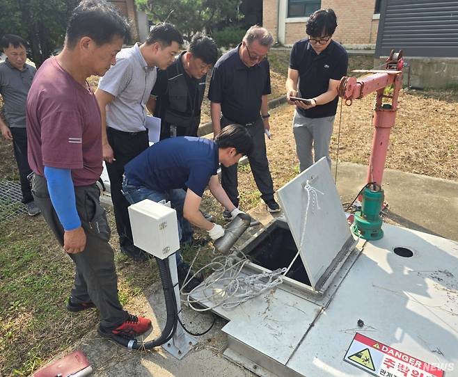 한강유역환경청 기술자문위원단이 지난해 4월, 동두천 공공하수처리시설 관계자로 부터 공공하수처리시설 유입수에 대한 설명을 듣고 있다.