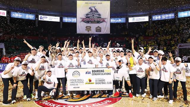 창원 LG 선수들이 17일 서울 잠실학생체육관에서 열린 프로농구 챔피언결정전 7차전에서 서울 SK를 꺾고 우승을 확정한 후 함께 모여 환호하고 있다. 연합뉴스