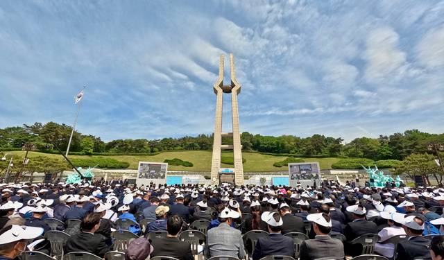 제45주년 5·18 민주화운동 기념식이 18일 광주 북구 운정동 국립 5·18민주묘지에서 엄수되고 있다. 광주=최현규 기자