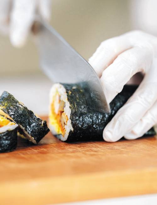 서민들의 한끼 식사로 자리매김해온 김밥 가격이 최근 재룟값 인상과 인건비 부담 등으로 크게 오르면서 프랜차이즈 김밥집을 찾던 소비자들이 발길을 돌리고 있다. 대신 값이 저렴하고 맛도 좋아진 편의점 김밥의 판매량은 증가했다. 게티이미지