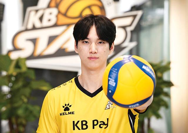 프로배구 남자부 KB손해보험의 아웃사이드 히터 임성진이 지난달 29일 경기도 수원 KB손해보험 연수원에서 국민일보와 인터뷰에 앞서 포즈를 취하고 있다. 임성진은 올해 생애 첫 자유계약선수(FA) 시장에서 현역 날개 공격수 가운데 최고 연봉자로 올라섰다.수원=최현규 기자