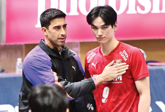 이사나예 라미레스 대표팀 감독이 임성진을 다독이는 모습. 한국배구연맹 제공