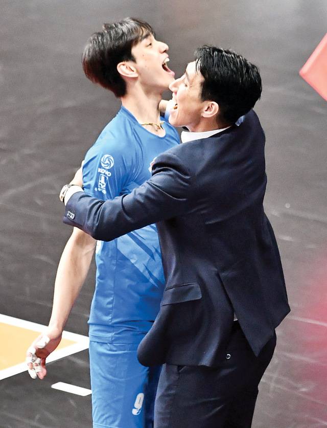 임성진이 권영민 한국전력 감독과 얼싸안고 있는 모습. 한국배구연맹 제공