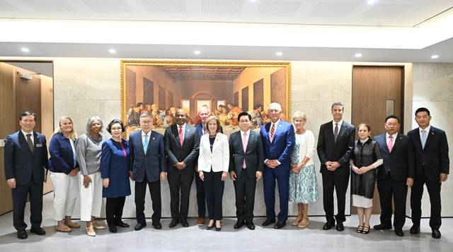 미국 전직연방의원협회(FMC) 방한단이 18일 서울 여의도순복음교회 주일 예배를 마친 뒤 이영훈(오른쪽 일곱 번째) 목사와 기념촬영을 하고 있다. 여의도순복음교회 제공