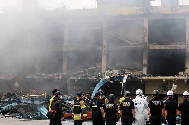 금호타이어 광주공장 화재 발생 사흘째인 19일 광주 광산구 금호타이어 2공장에서 국과수, 경찰, 소방 등 관계자들이 화재 현장을 조사하고 있다. 연합뉴스