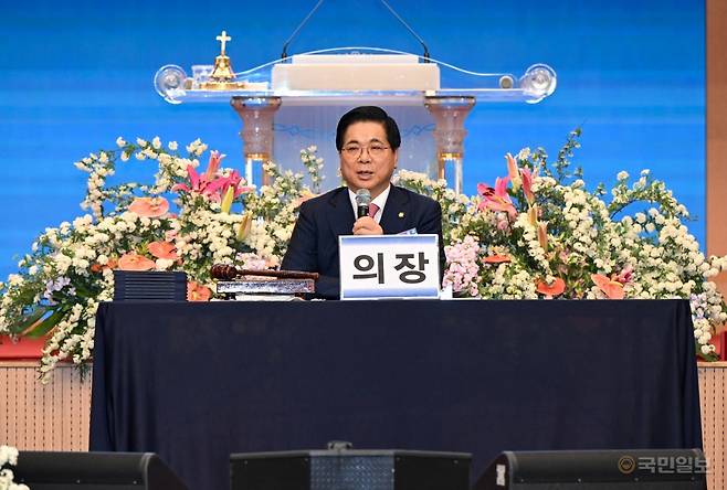 이영훈 기독교대한하나님의성회 대표총회장이 19일 서울 여의도순복음교회에서 개회된 제74차 정기총회를 진행하고 있다. 신석현 포토그래퍼