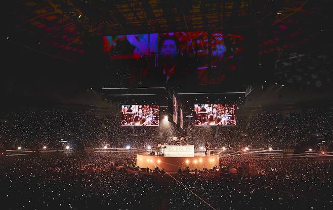 데이식스 세 번째 월드투어 '포에버 영'의 피날레 공연 사진. JYP엔터테인먼트 제공