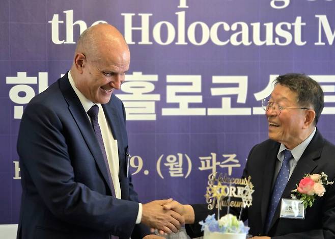 라파엘 하르파즈(왼쪽) 주한이스라엘 대사가 19일 경기도 파주 한국홀로코스트박물관에서 송만석 대표에게 악수를 건네고 있다.