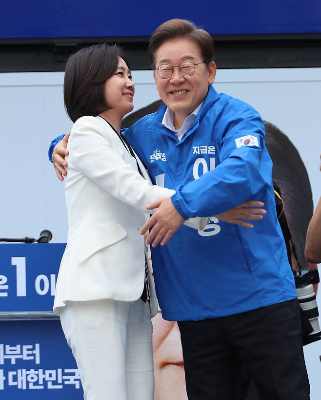 더불어민주당 이재명 대선 후보가 19일 서울 영등포구 타임스퀘어에서 열린 유세에서 연단에 오른 허은아 전 개혁신당 대표를 안고 있다. 연합뉴스