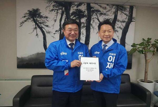 고영인 더불어민주당 중앙선대위 모두의나라위원장이 19일 윤호중 민주당 총괄선대본부장을 만나 정책 제안서를 전달한 후 기념촬영을 하고 있다. 모두의나라위원회 제공