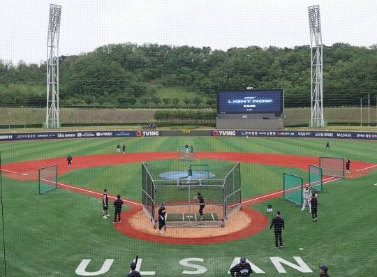 울산 문수야구장에서 몸 푸는 NC 선수들. 사진[연합뉴스]