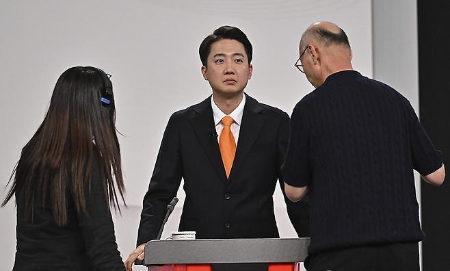 개혁신당 이준석 대선후보가 18일 서울 마포구 상암동 SBS 프리즘센터 스튜디오에서 열린 제21대 대선 1차 후보자 토론회를 준비하고 있다. / 사진 = 연합뉴스 [국회사진기자단]