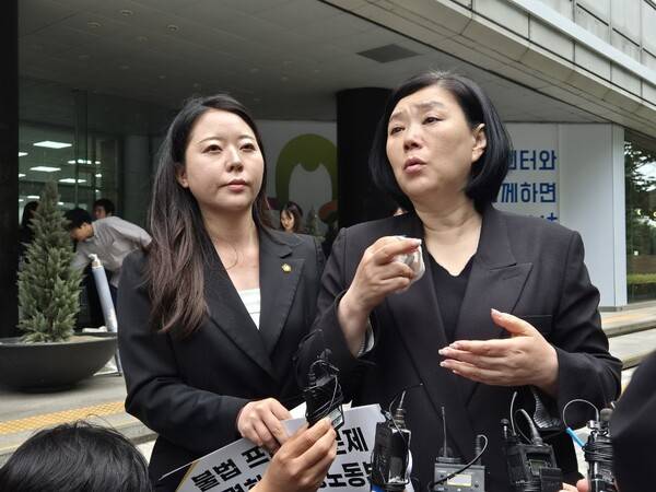 ▲고 오요안나 MBC 기상캐스터의 어머니 장연미 씨가 19일 노동부의 MBC 특별근로감독 결과에 대한 의견을 묻는 취재진의 질문에 답하고 있다. 사진=김예리 기자