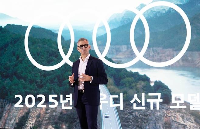 더뉴 A5를 소개하는 스티브 클로티 아우디코리아 사장 [사진출처=아우디]