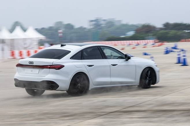 짐카나를 통해 짜릿한 주행 실력을 보여준 더뉴 A5 [사진출처=아우디]