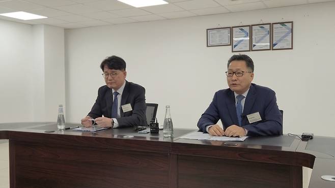 지난 14일(현지시간) 사우디아라비다 제다 인근 킹 압둘라 경제도시(KAEC)에서 열린 현대차의 중동 첫 생산공장 HMMME 착공식을 앞두고 정준철 현대차 제조부문장 부사장(왼쪽)과 김언수 현대차 인도·아중동대권역장 부사장이 공장의 의미와 향후 계획을 기자들에게 설명하고 있다 [킹 압둘라 경제도시 = 한창호 기자]