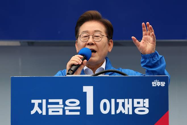 더불어민주당 이재명 대선후보가 지난 17일 광주광역시 서구 김대중컨벤션센터 광장에서 열린 집중 유세에서 지지를 호소하는 연설을 하고 있다. [사진 출처 = 연합뉴스]
