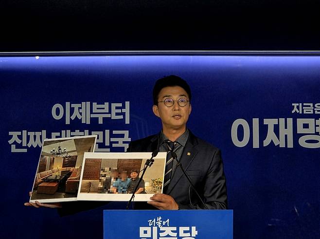 노종면 더불어민주당 선대위 대변인이 19일 서울 여의도 민주당 중앙당사 2층 브리핑룸에서 지귀연 서울중앙지법 부장판사의 룸살롱 접대 의혹과 관련 사진을 공개하고 있다. [사진 = 김혜진 기자]