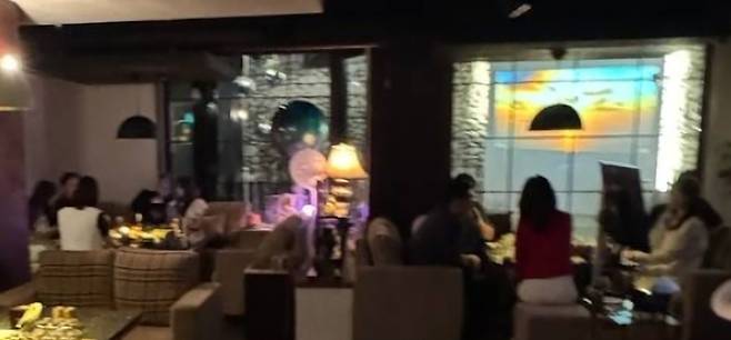 더불어민주당은 19일 지귀연 서울중앙지법 부장판사의 룸살롱 접대 의혹과 관련 사진을 공개했다. [사진 출처 = 더불어민주당 제공]