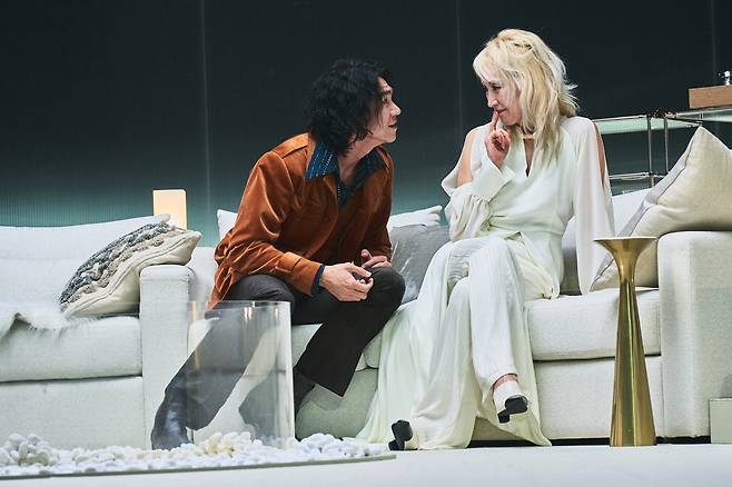 무대에서 열연하는 이혜영(오른쪽). 국립극단