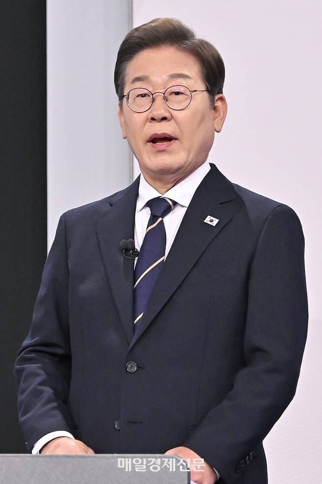 이재명 더불어민주당 대통령 후보가 18일 서울 마포구 SBS프리즘타워에서 열린 중앙선거방송토론위원회 주관 제21대 대통령선거 후보자 토론회에서 발언하고 있다. [사진=국회사진취재단]