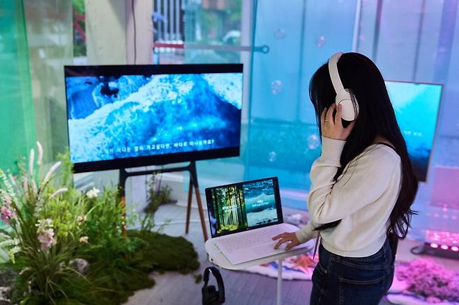 LG전자가 예술 전공 학생들과 5월 16~25일 서울 성수동 플랜트란스에서 '공감지능 AI 팝업갤러리'를 운영한다. 사진은 방문객이 웹OS 힐링 영상을 감상하는 모습. LG전자