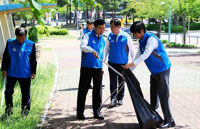 근로복지공단 임직원들은 19일 울산대공원 산재 희생자 위령탑을 찾아 추모한 뒤 위령탑 주변에서 환경 정화 활동을 했다. <자료=근로복지공단>