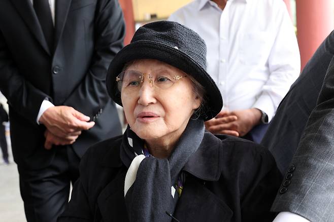 5·18민주화운동 45주년 하루 뒤인 19일 광주 북구 운정동 국립5·18민주묘지에서 노태우 전 대통령의 배우자인 김옥숙 여사가 참배를 마치고 취재진의 질문을 듣고 있다. [사진 출처 = 연합뉴스]