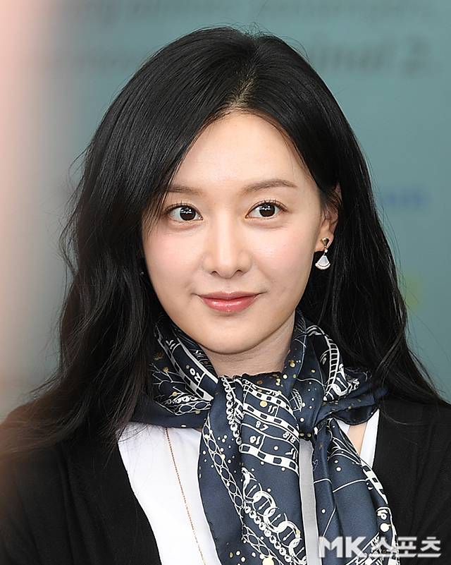 배우 김지원이 이른 아침 인천국제공항에 모습을 드러내자마자 팬들로 둘러싸였다. 사진=천정환 기자