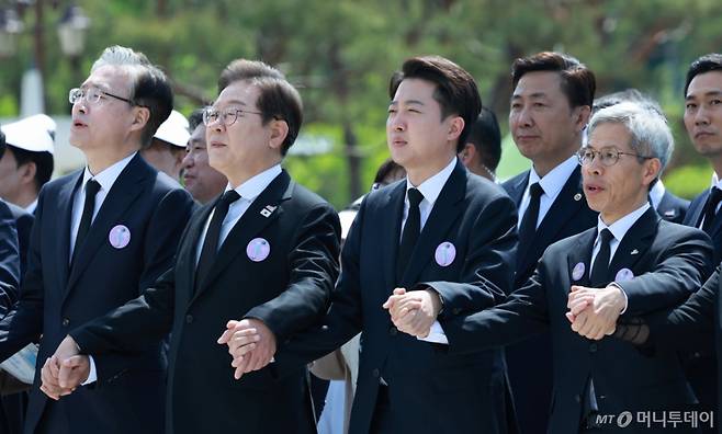 이재명(오른쪽 세번째부터) 더불어민주당 대선후보, 이준석 개혁신당 대선후보, 권영국 민주노동당 대선 후보 등 참석자들이 18일 광주 북구 국립5·18민주묘지에서 열린 제45주년 5·18민주화운동 기념식에서 '임을 위한 행진곡'을 제창하고 있다. /대통령실통신사진기자단