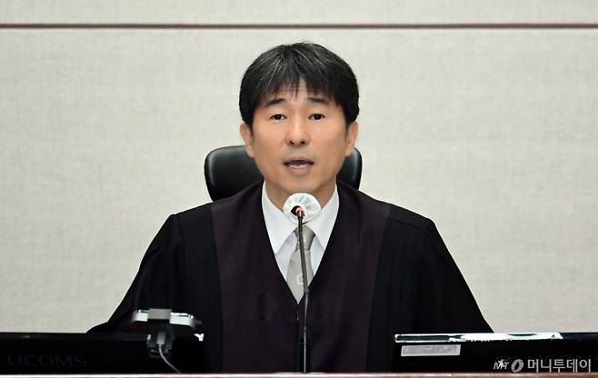 지귀연 부장판사가 21일 오전 서울 서초구 서울중앙지법 417호 법정에서 열린 윤석열 전 대통령의 내란 우두머리 혐의 재판을 하기 전 언론 공개에 대한 발언을 하고 있다. 2025.04.21./사진=뉴시스(사진공동취재단)