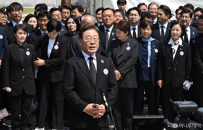 (광주=뉴스1) 국회사진취재단 = 이재명 더불어민주당 대선 후보가 18일 광주 북구 국립5·18민주묘지에서 열린 '제45주기 5·18 민주화운동기념식'에 참석한 뒤 취재진의 질의에 답하고 있다. 2025.5.18/뉴스1  Copyright (C) 뉴스1. All rights reserved. 무단 전재 및 재배포,  AI학습 이용 금지. /사진=(광주=뉴스1) 국회사진취재단