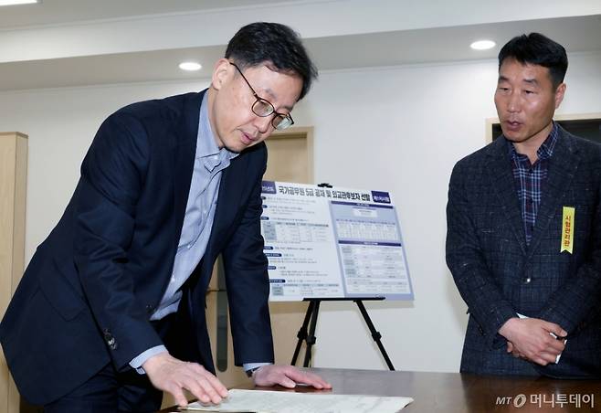[서울=뉴시스] 김선웅 기자 = 연원정 인사혁신처장이 8일 서울 동작구 소재 학교에 설치된 국가공무원 5급 공채 및 외교관 후보자 선발 제1차 시험장에서 시험 상황을 점검하고 있다. (사진=인사혁신처 제공) 2025.03.08. photo@newsis.com *재판매 및 DB 금지 /사진=
