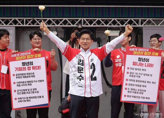 [서울=뉴시스] 고승민 기자 = 김문수 국민의힘 대선 후보가 19일 서울 청계광장에서 청년 정책 공약 발표를 마친 뒤 인사하고 있다. (공동취재) 2025.05.19. photo@newsis.com /사진=고승민