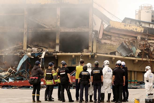 (광주=뉴스1) 이승현 기자 = 19일 오전 광주 광산구 소촌동 금호타이어 광주공장 화재 현장에 감식을 위해 국립과학수사연구원(국과수)이 현장을 살피고 있다. 2025.5.19/뉴스1  Copyright (C) 뉴스1. All rights reserved. 무단 전재 및 재배포,  AI학습 이용 금지. /사진=(광주=뉴스1) 이승현 기자