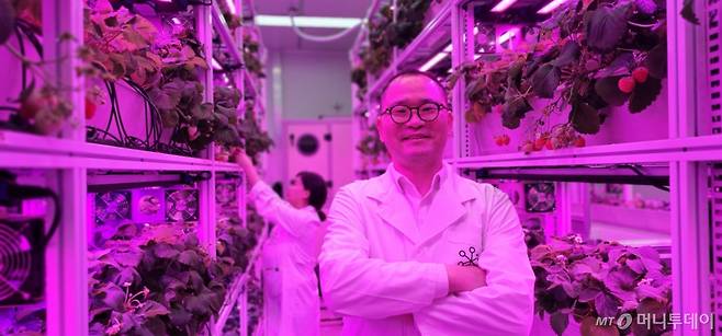 윤좌문 쉘파스페이스 대표가 19일 대전 중구 기업부설연구소인 '쉘파 대전점 Lab'에서 환하게 웃고 있다. /사진=정혁수