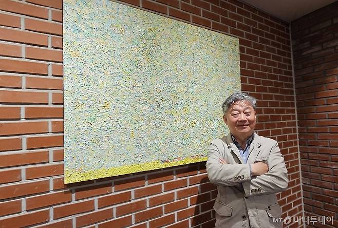 19일 서울 중구 정동 산 다미아노 갤러리에서 만난 이창규 작가가 포즈를 취하고 있다. /사진 = 오진영 기자