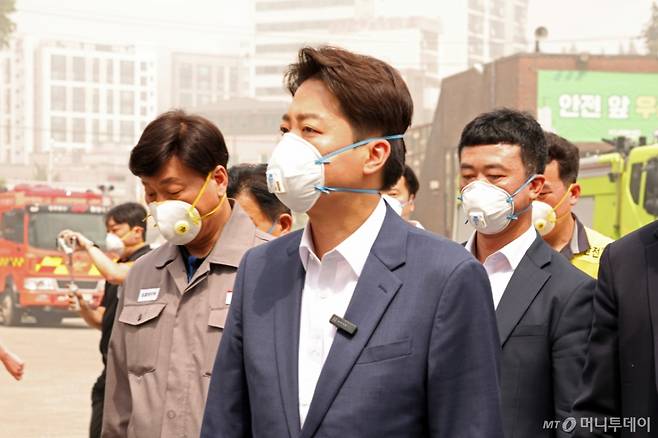 (광주=뉴스1) 이승현 기자 = 이준석 개혁신당 대통령 후보가 19일 오후 광주 광산구 소촌동에 위치한 금호타이어 광주공장 화재 현장에 들어서고 있다. 2025.5.19/뉴스1  Copyright (C) 뉴스1. All rights reserved. 무단 전재 및 재배포,  AI학습 이용 금지. /사진=(광주=뉴스1) 이승현 기자