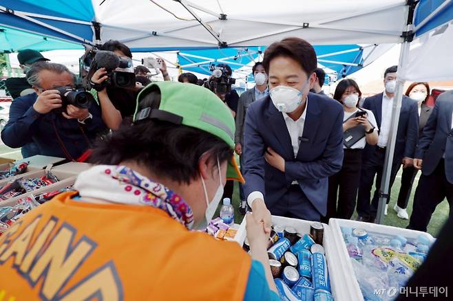 (광주=뉴스1) 이승현 기자 = 이준석 개혁신당 대통령 후보가 19일 오후 광주 광산구 소촌동에 위치한 금호타이어 광주공장 화재 현장을 찾아 자원봉사자들과 인사하고 있다. 2025.5.19/뉴스1  Copyright (C) 뉴스1. All rights reserved. 무단 전재 및 재배포,  AI학습 이용 금지. /사진=(광주=뉴스1) 이승현 기자