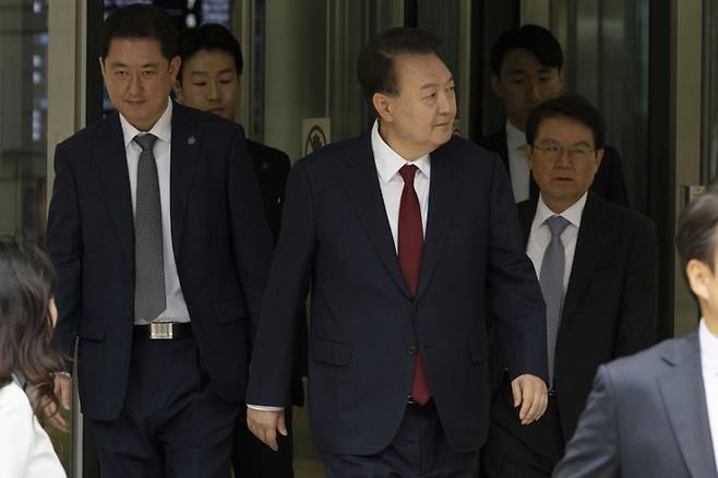 윤석열 전 대통령이 19일 정오 서울 서초구 중앙지방법원에서 열린 내란 우두머리 혐의, 직권남용 권리행사방해 혐의 사건 4차 공판의 오전 재판 종료 후 점심 식사를 위해 법정을 빠져 나가고  있다./사진=뉴스1