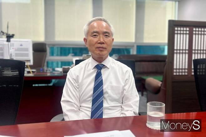 '항명 검사장'으로 불렸던 양부남 의원(더불어민주당·광주 서구을)이 더불어민주당, 그리고 이재명 대통령 후보의 법률 참모로 정치 전면에 나서게 된 배경을 들어봤다. 사진은 지난 4월 양부남 의원이 머니S와 인터뷰하고 있는 모습. /사진=김성아 기자