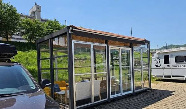 충북 충주 단월 수변공원에 불법 건축물이 들어섰다. 사진은 충주 단월 수변공원 주차장에 설치된 불법 건축물의 모습. /사진=충주시닷컴 캡처