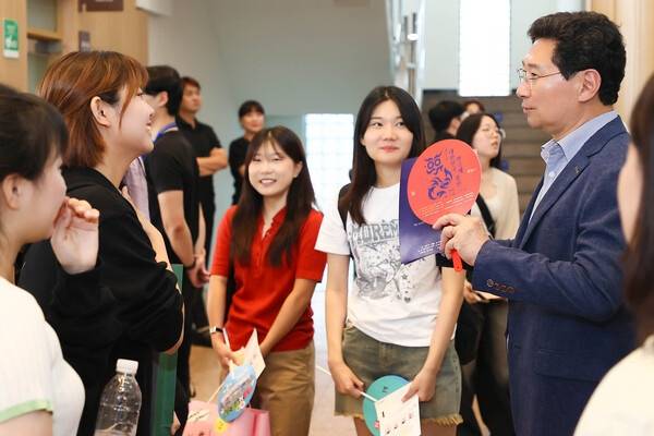 이상일 용인시장이 지난해 7월 제1회 대한민국 대학연극제 서경대 출품작 '다만 낭만'을 관람하고 의견을 나누고 있다. /사진제공=용인특례시