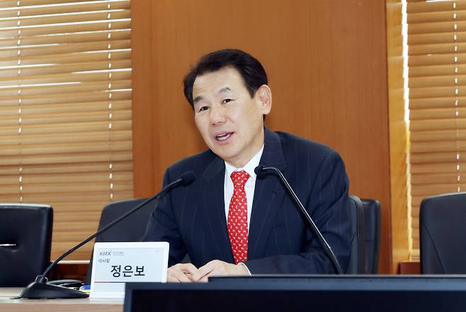 19일 한국거래소가 '기업 밸류업을 위한 코스피 상장기업 간담회'를 열었다. 사진은 개회사하는 정은보 거래소 이사장./사진=한국거래소