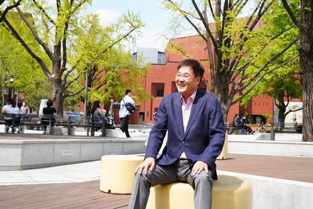 정문헌 종로구청장이 지난달 30일 서울 종로구 동숭동 대학로 마로니에공원에서 대학로의 미래 발전 방향에 대해 설명하고 있다. 종로구청 제공