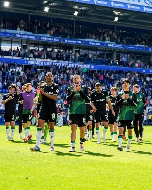 황인범(사진 오른쪽) 등 페예노르트 선수들이 18일 밤(한국시간) 네덜란드 헤이렌베인의 아베 렌스트라 스타디움에서 열린 원정경기를 마친 뒤 팬을 향해 인사하고 있다. 페예노르트 인스타그램 캡처