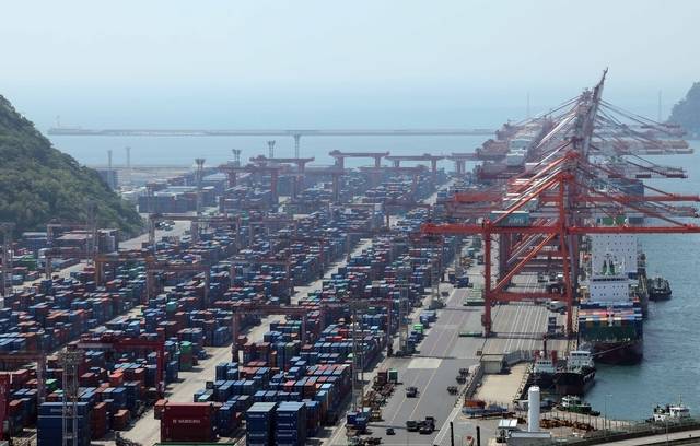 지난 12일 부산 남구 신선대부두 야적장에 수출입 컨테이너가 가득 쌓여 있다. 뉴시스