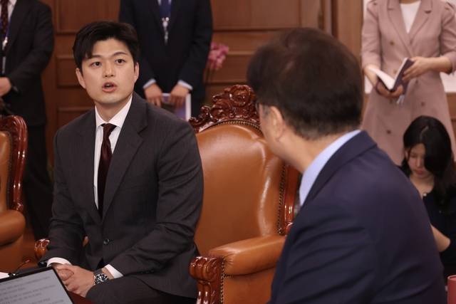 김용태 국민의힘 비상대책위원장이 19일 오전 서울 여의도 국회의장실에서 우원식 국회의장과 면담을 하고 있다. 뉴시스