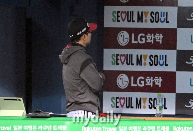 LG 송찬의가 팔뚝에 사구를 맞고 쓰러지자 아쉬움에 고개를 돌린 염경엽 감독 / 잠실 = 유진형 기자 zolong@mydaily.co.kr
