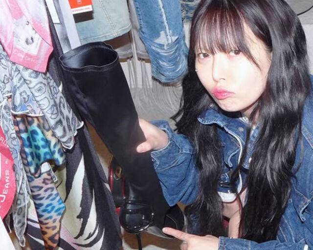 현아가 굽이 높은 구두를 들고 신고 싶은 표정을 지어보였다. / 현아 SNS 캡처